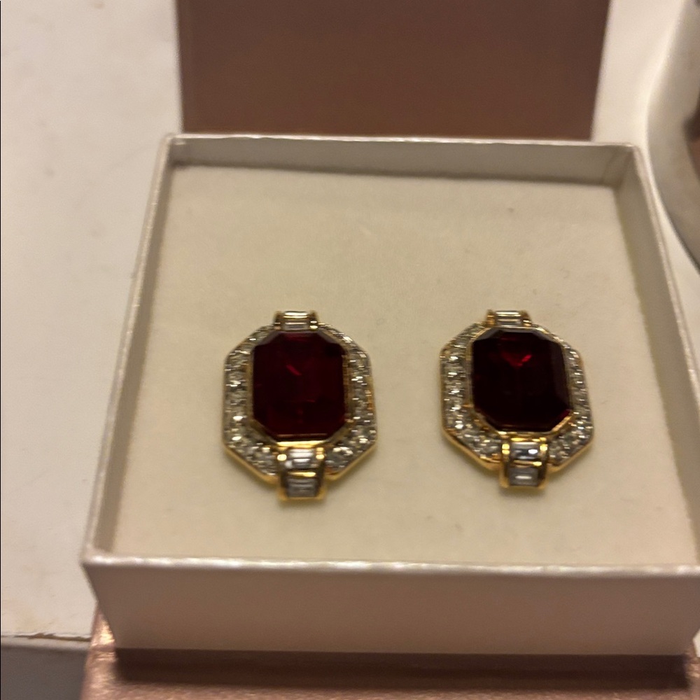 NWOT OSCAR DE LA RENTA Ruby Red  Faceted emerald cut rhinestone pierced earrings - Picture 2 of 3